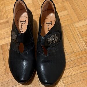 Think Think! Black Leather Casual Slip-Ons